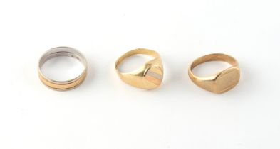 Property of a deceased estate - an 18ct white & yellow gold wedding band, size T, approximately 3.