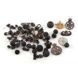 Property of a lady - a quantity of assorted military badges & buttons including a hallmarked