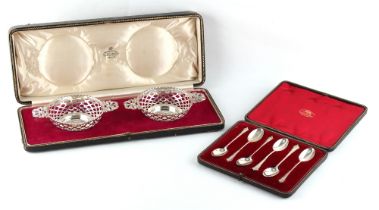 Property of a lady - an early 20th century cased pair of silver bonbon dishes, Synyer & Beddoes,