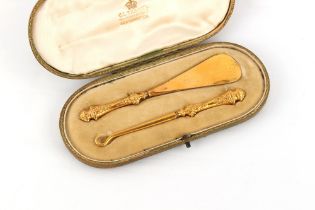 A Victorian 9ct gold handled shoe horn & matching buttonhook, Birmingham 1898, in fitted case, the