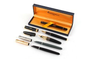 A group of five fountain pens including two Parker 51 examples (5).