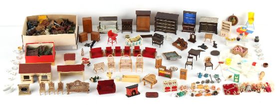 Property of a deceased estate - a collection of doll's house furniture and farm animals (a lot).