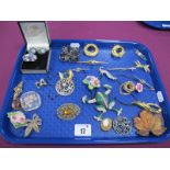 Assorted Costume Brooches, including novelty articulated frog, peacock, filigree bow (stamped "