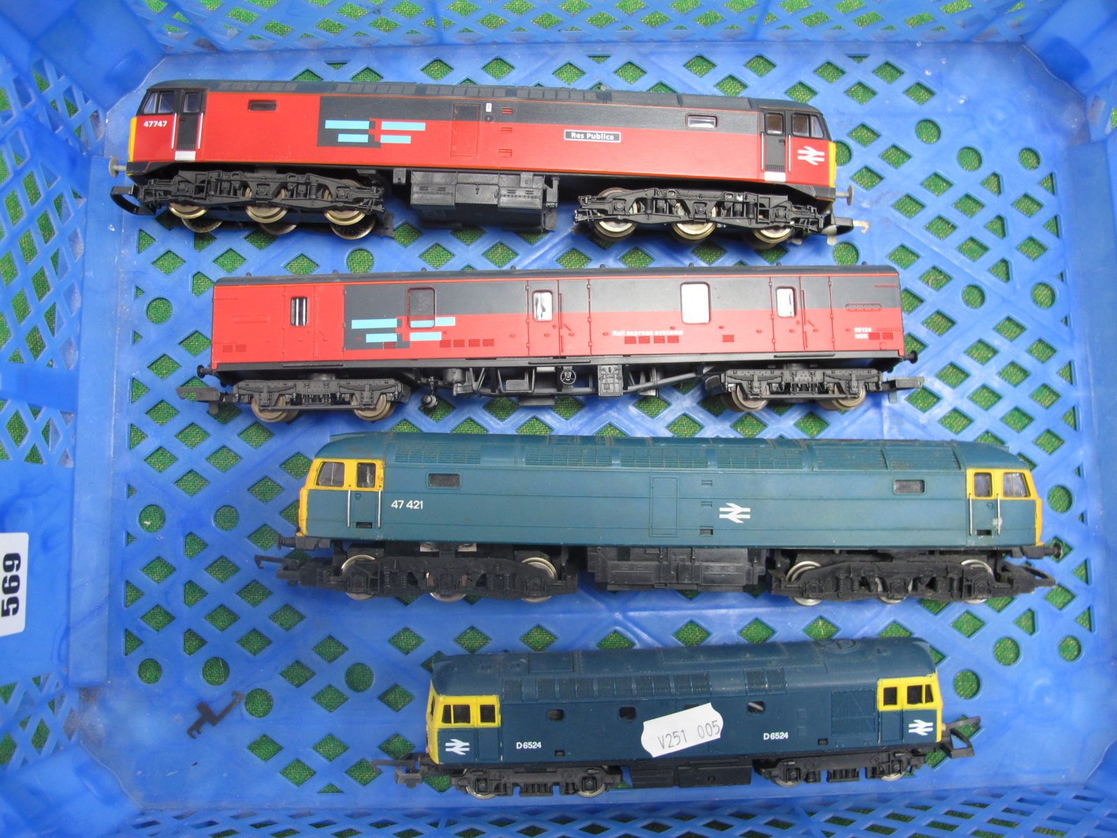 Two 'OO'Gauge/4mm Class 47 Co Co Diesel Locomotives, A Hornby BR blue R/No 47421, a Lima 'Res