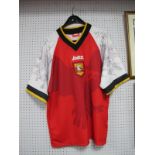 Sheffield Eagles Avec Rugby Shirt Circa 1998, bearing twenty signatures (unverified), size 42/44.