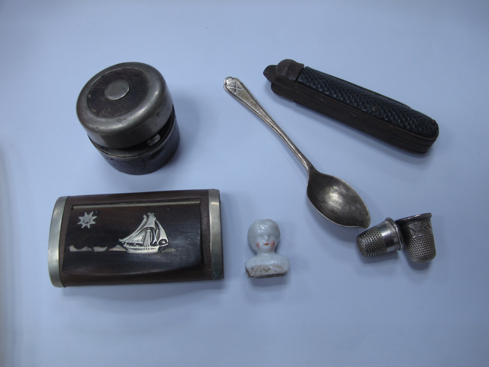 Travelling Inkwell, with swallow inner lid, 4cm diameter, pocket knife, snuff box, silver thimble