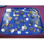 A Collection of Modern Brooches, including diamante, floral style, etc:- One Tray.