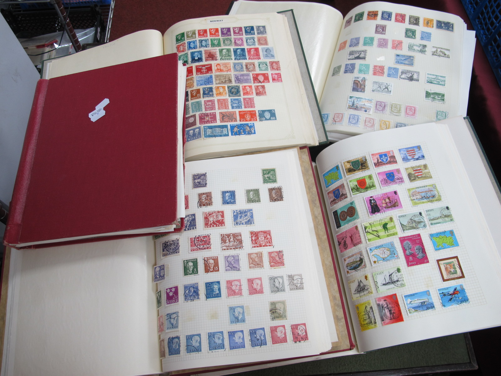 World Stamp Collection, early to modern, housed in five luxury springback albums.