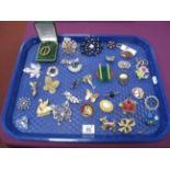 Brooches - floral sprays, butterflies, Modernist, and other brooches :- One Tray