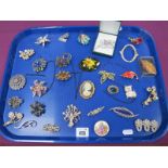 A Selection of Assorted Modern Brooches, including Cameo style, floral, diamante, filigree, etc:-