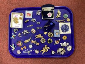 A Collection of Assorted Costume Brooches, including ceramic flowers, lucite, Limoges style,