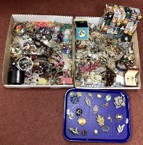 A Mixed Lot of Assorted Costume Jewellery, including brooches, bead necklaces, bangles, diamanté,