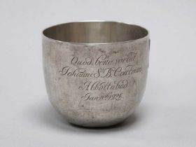 A Hallmarked Silver Tumbler, (makers mark rubbed) London 1919, engraved "Quod bene vorlat Johanni
