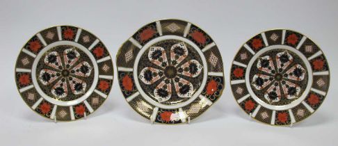 Three Royal Crown Derby Porcelain Plates, decorated in Imari pattern 1128 date codes for 1975,