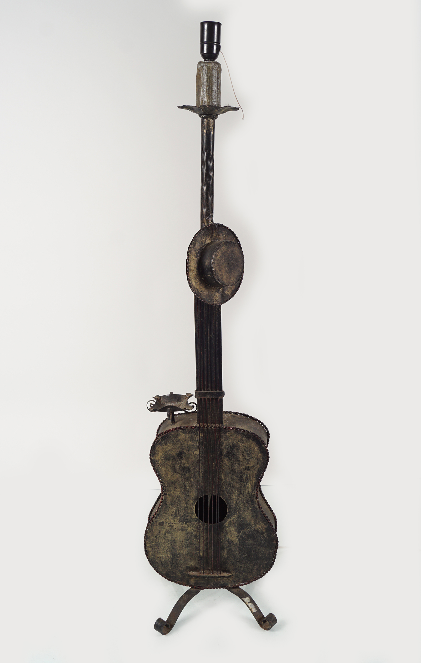 METAL SCULPTED GUITAR STEMMED STANDARD LAMP