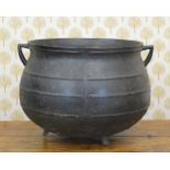 19TH-CENTURY CAST IRON SKILLET COOKING POT