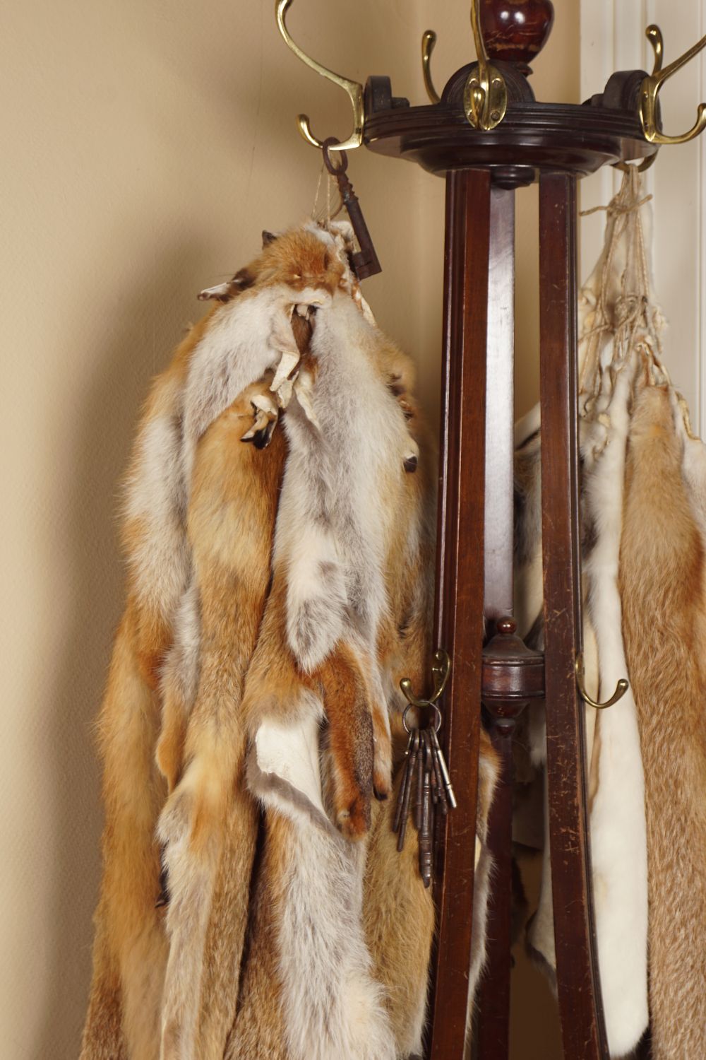 LOT OF 4 FOX FUR SKINS - Image 2 of 3