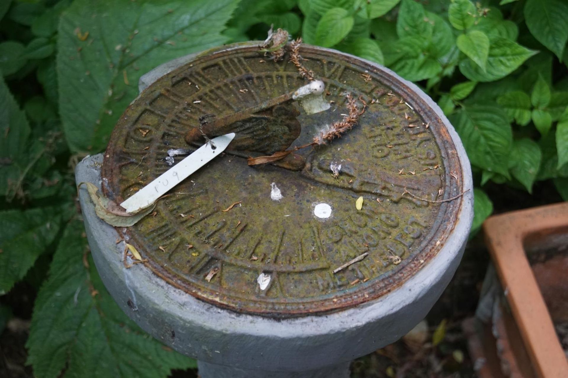 MOULDED STONE SUNDIAL - Bild 2 aus 2