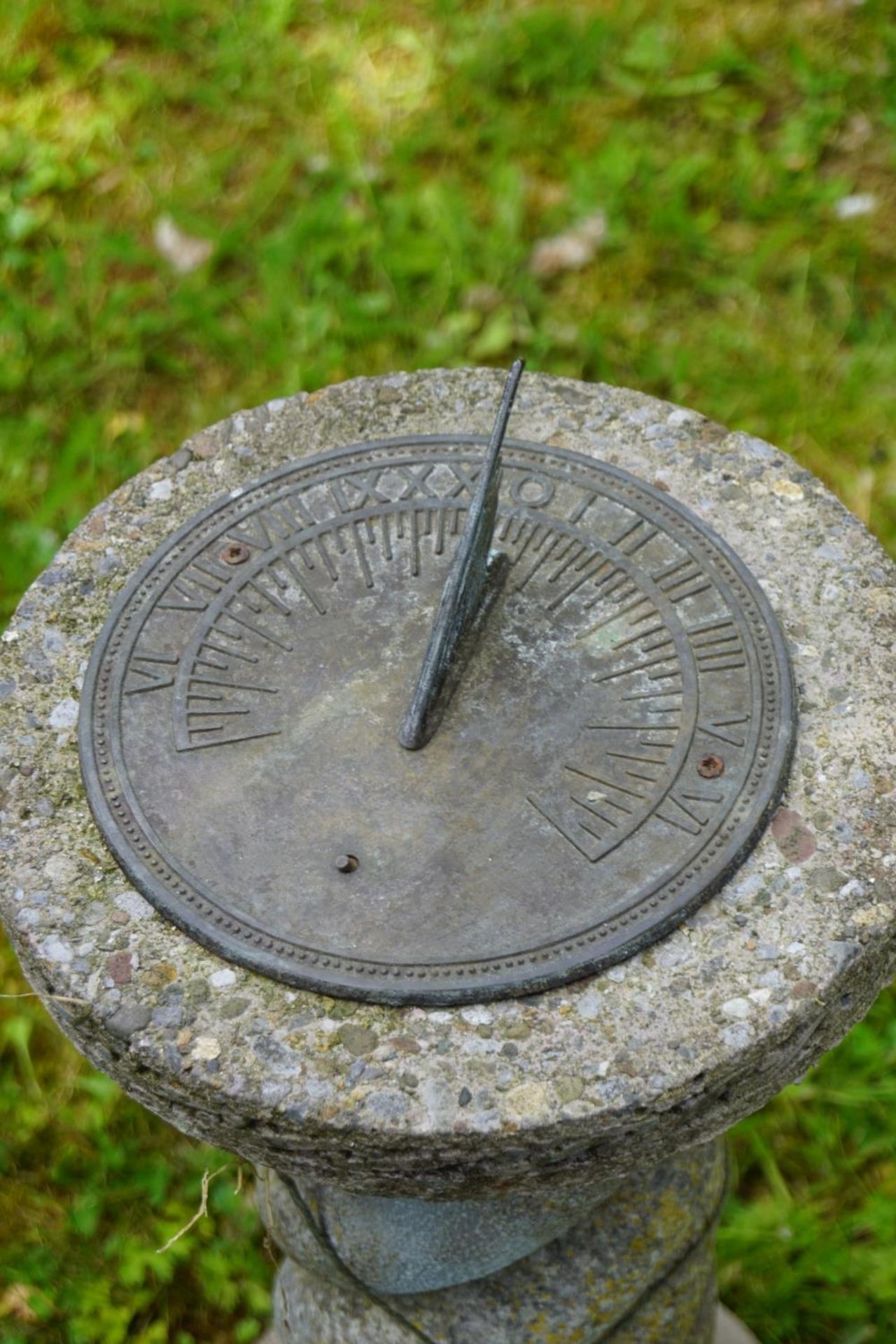 MOULDED STONE STEMMED BRONZE SUNDIAL - Bild 2 aus 2