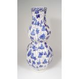 LARGE CHINESE BLUE AND WHITE VASE