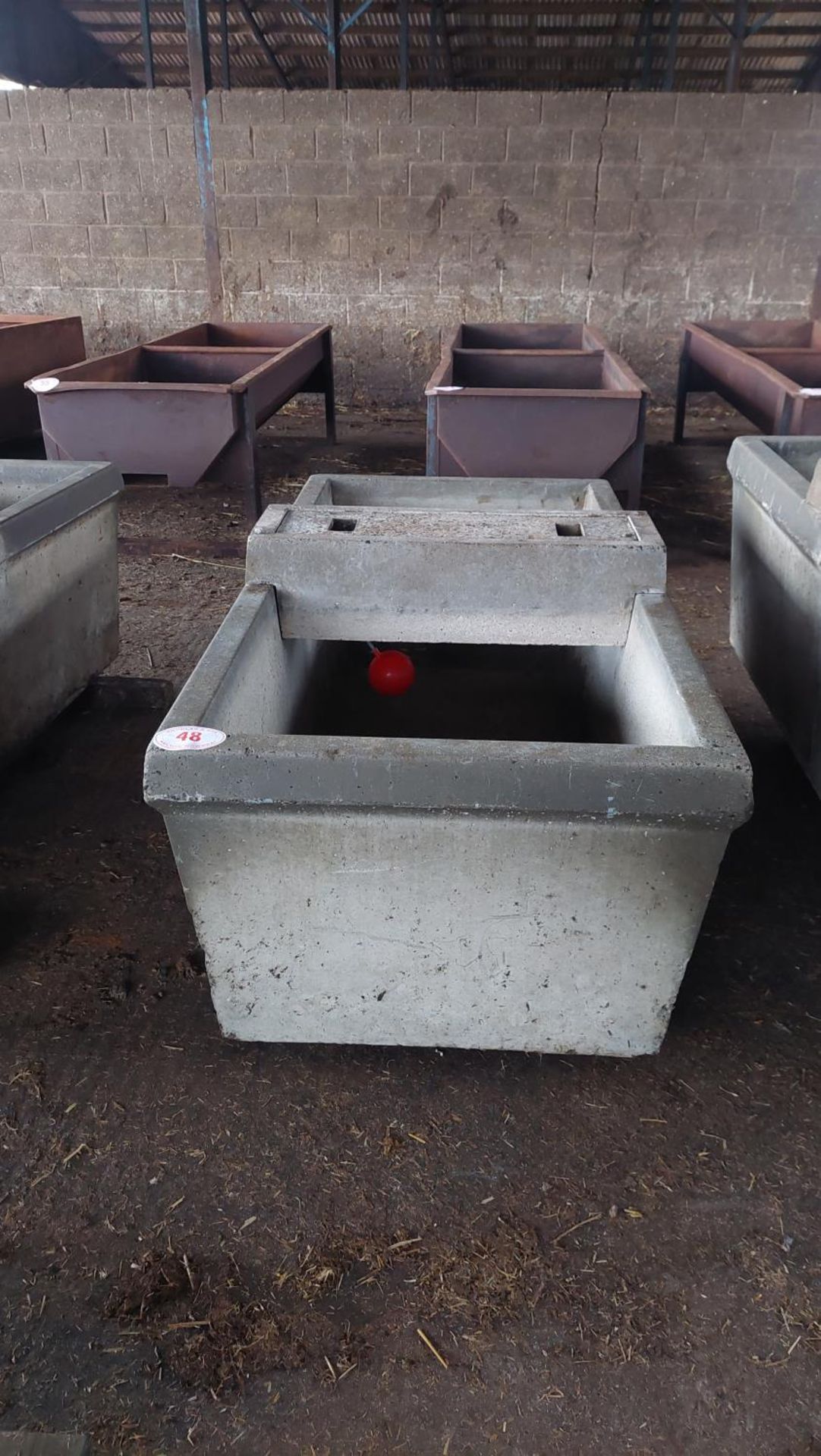 6ft Concrete water trough - Image 2 of 4
