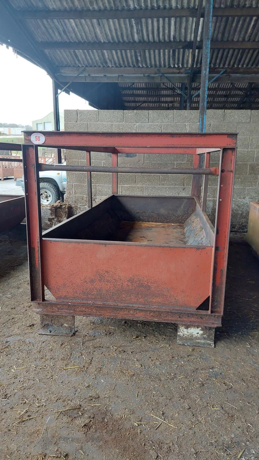 3.5m Square bale feeder on legs - Image 3 of 8