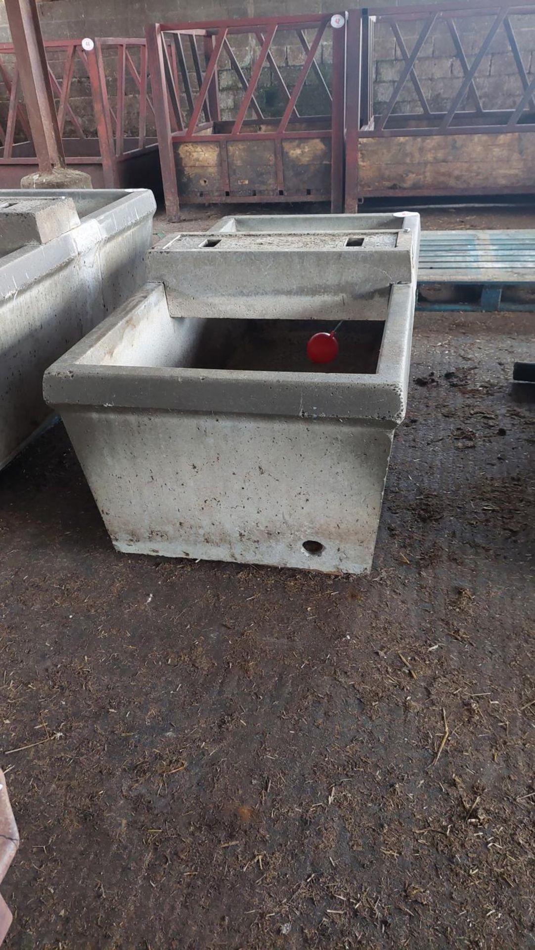 6ft Concrete water trough - Image 4 of 4