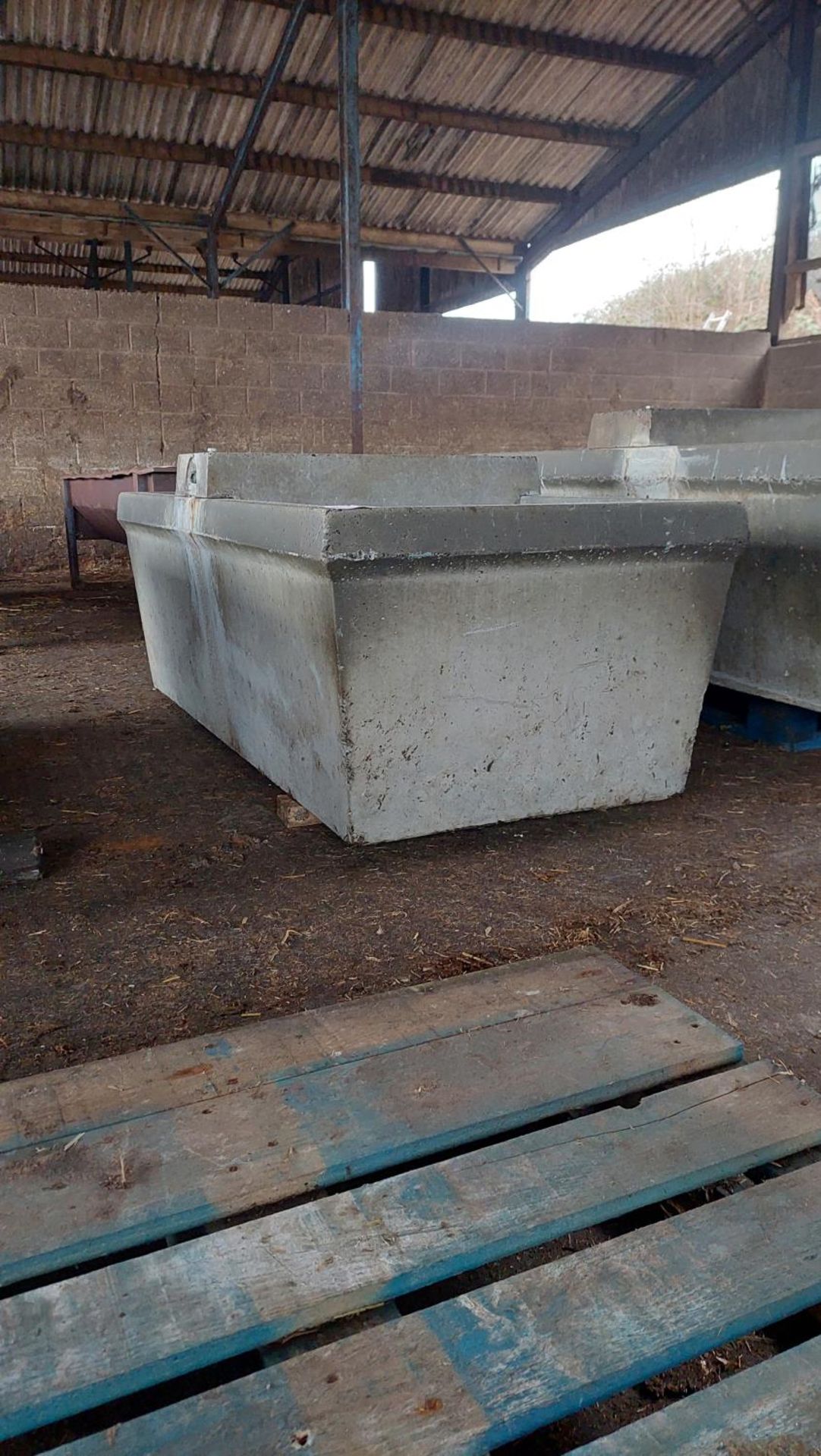 6ft Concrete water trough - Image 3 of 4