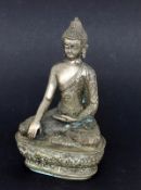 SITZENDER BUDDHA Bronze, versilbert.