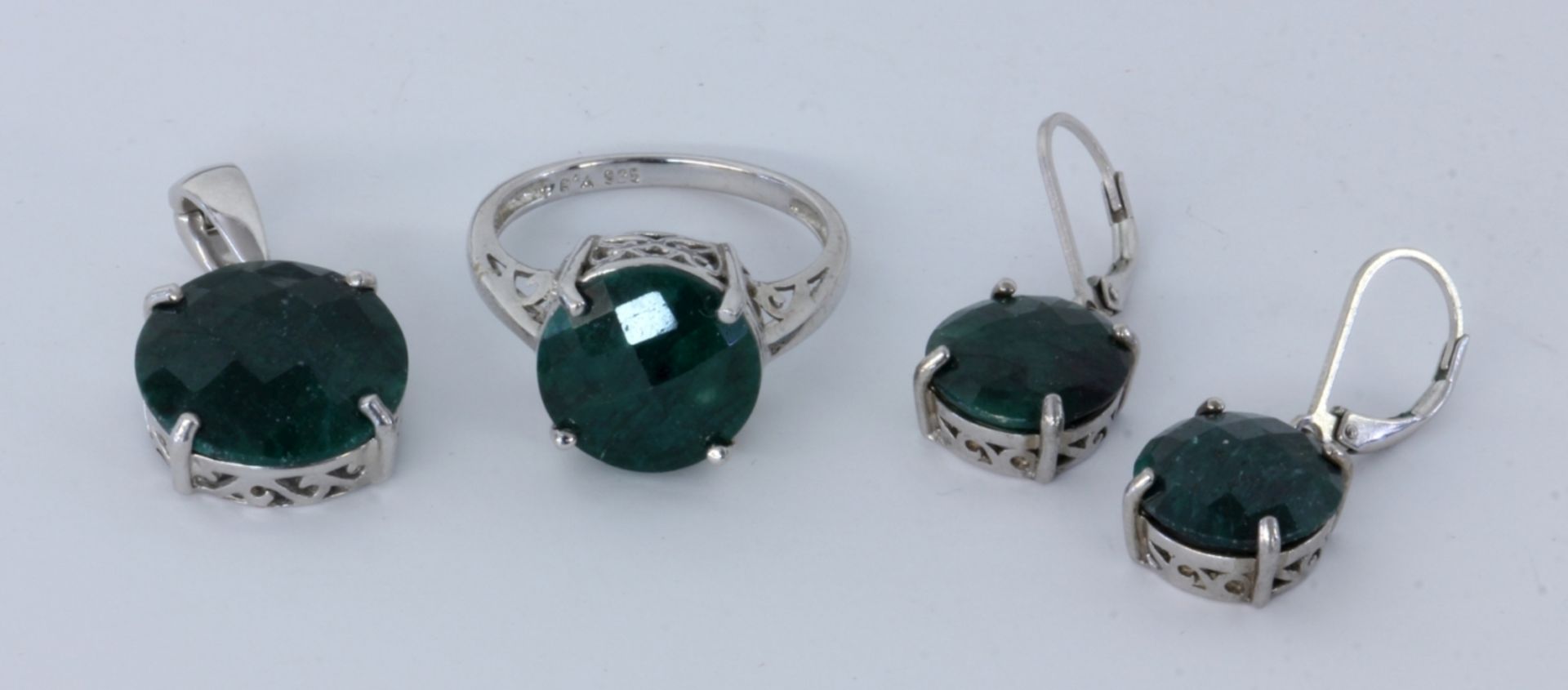 3 SCHMUCKTEILE Silber mit Jade. Ring