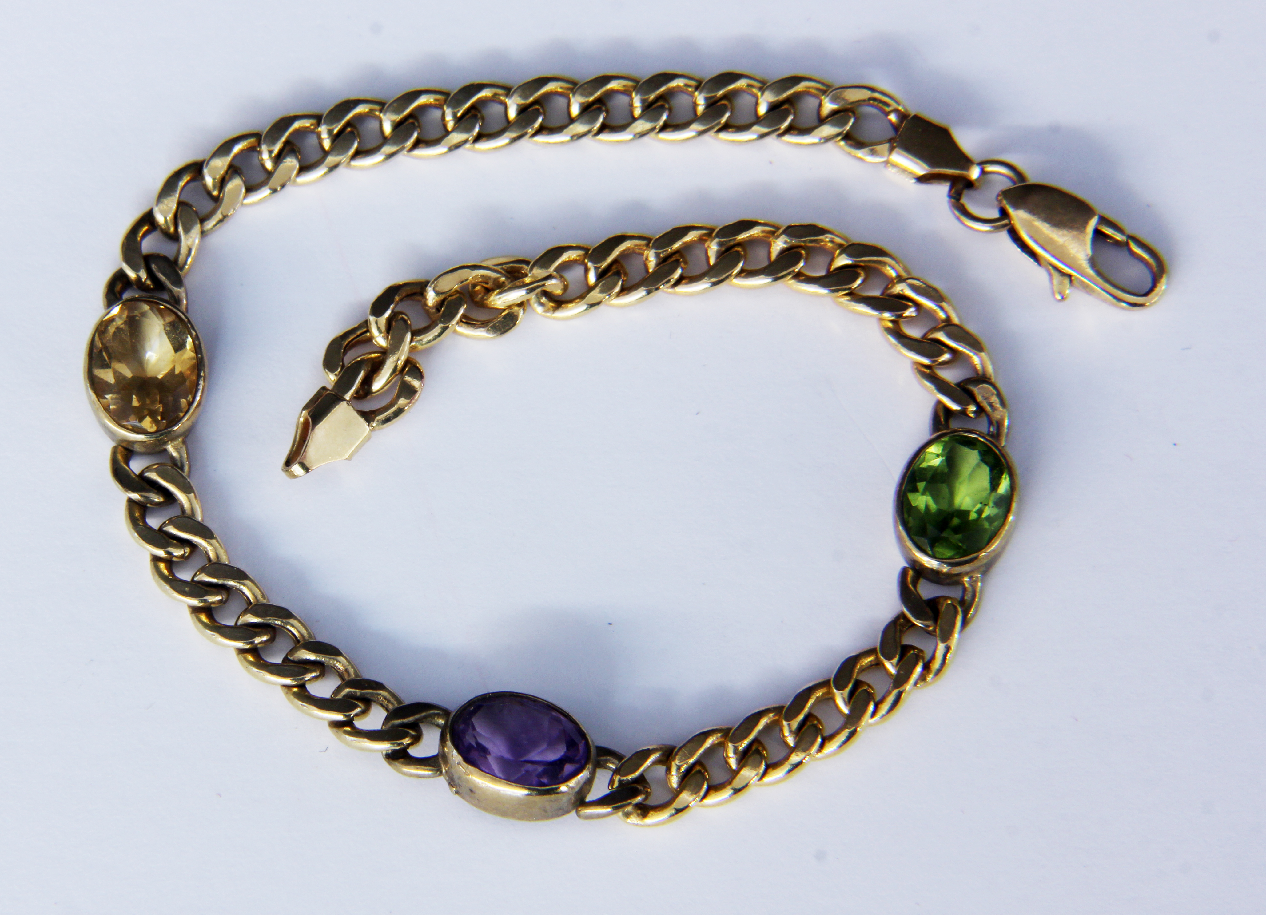 A GOLD BRACELET