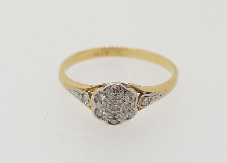 An Edwardian 18 carat gold diamond cluster ring, size K to L, 1.8g - Image 2 of 4