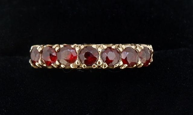 A 9 carat gold ring set seven garnets, size O