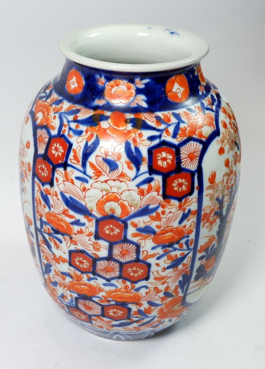 A Japanese Imari vase, 26cm - Image 2 of 2