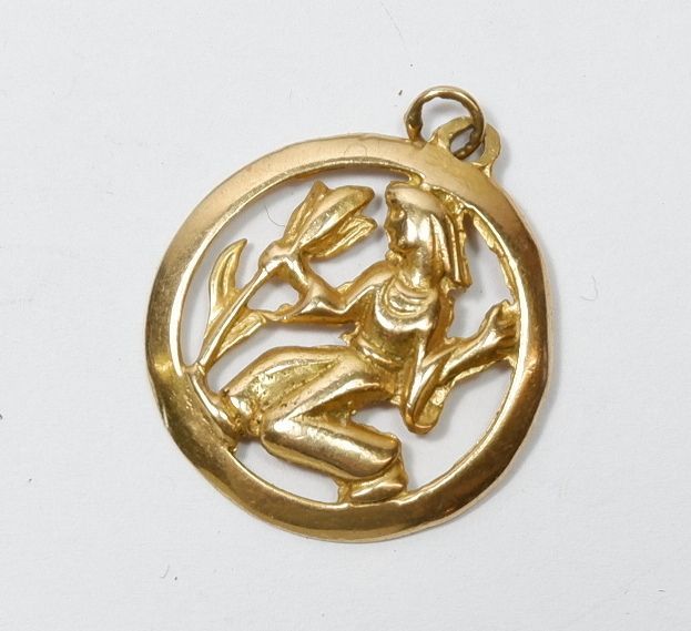 A 9 carat gold Virgo pendant, 2.2g, 2cm diameter