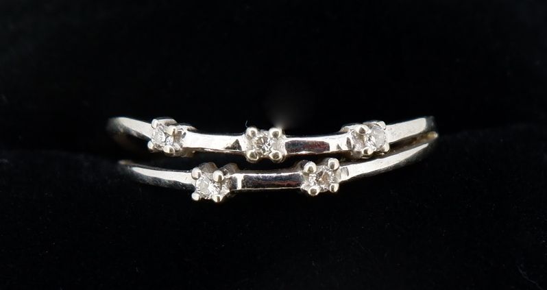 A 9 carat modern white gold two strand ring set five diamonds, size N