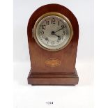 An Edwardian mahogany mantel clock with satinwood paterae inlay, 29cm
