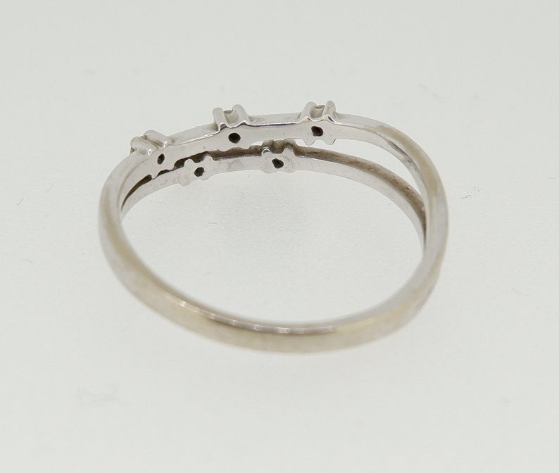 A 9 carat modern white gold two strand ring set five diamonds, size N - Image 4 of 4