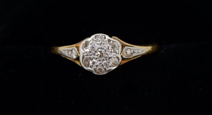 An Edwardian 18 carat gold diamond cluster ring, size K to L, 1.8g