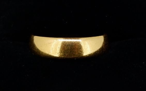 A 22 carat gold wedding ring, 4g