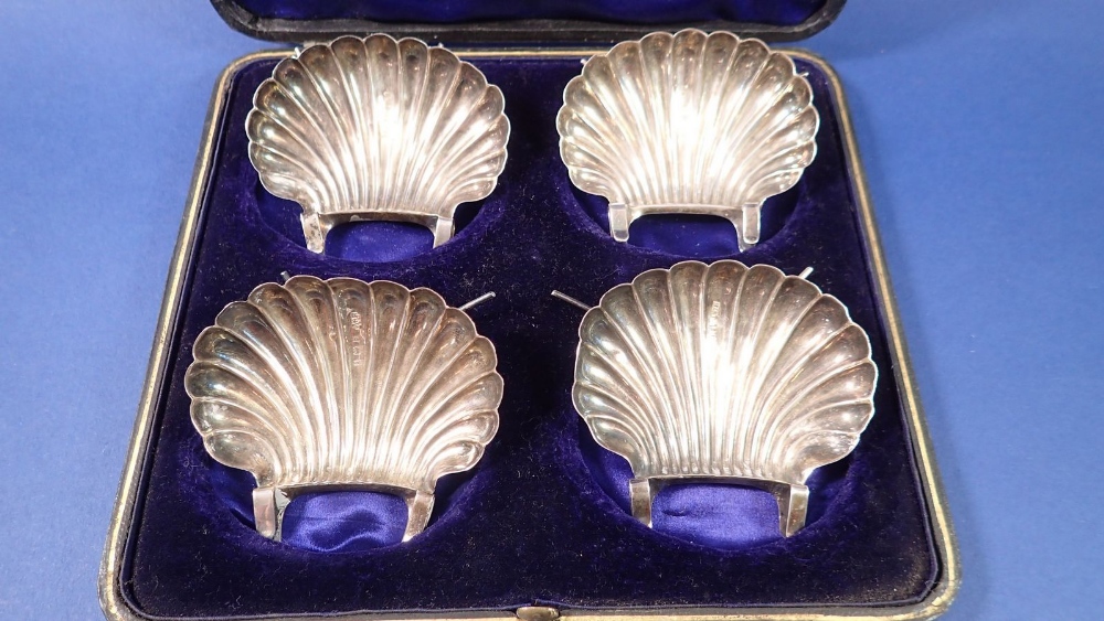 A cased set of silver scallop-shaped serving clips, Birmingham 1901 - Image 2 of 2