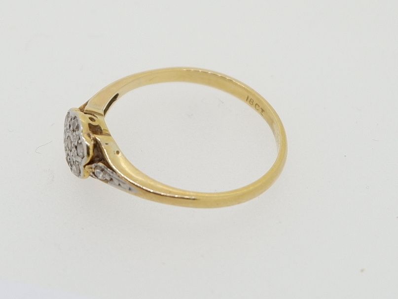 An Edwardian 18 carat gold diamond cluster ring, size K to L, 1.8g - Image 3 of 4