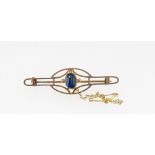 An Edwardian 9 carat gold bar brooch set blue stone, boxed, 2.4g