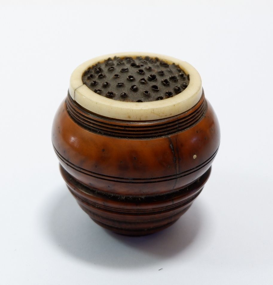 An antique treen nutmeg grater (top missing), 4cm high