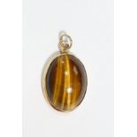 A 9 carat gold tigers eye oval pendant, 2.2cm