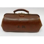 An early 20th century leather Gladstone bag, 44cm