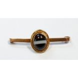 A 9 carat gold banded agate brooch, 5cm, 4.8g