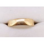 An 22 carat gold wedding band, 4.1g