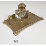 An Edwardian brass desk stand with glass inkwell, 19cm wide