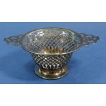A silver pierced two handled bowl, Birmingham 1899, 71g, 10.5cm diameter